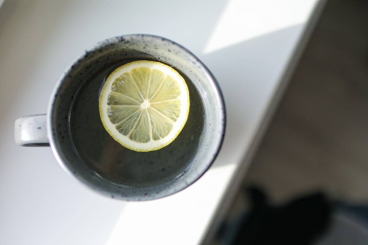 Citron et eau chaude le matin : bienfaits, erreurs et conseils pratiques