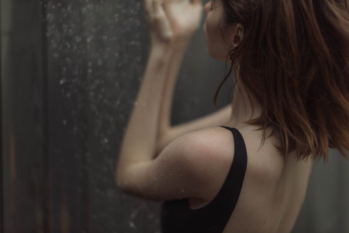 Douche froide le matin : bienfaits, conseils et précautions
