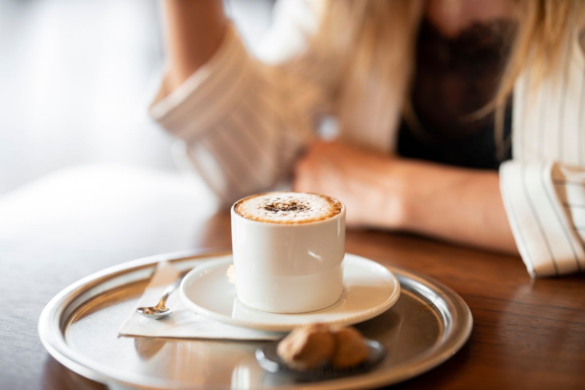 Café à jeun : bienfaits, risques et pour qui