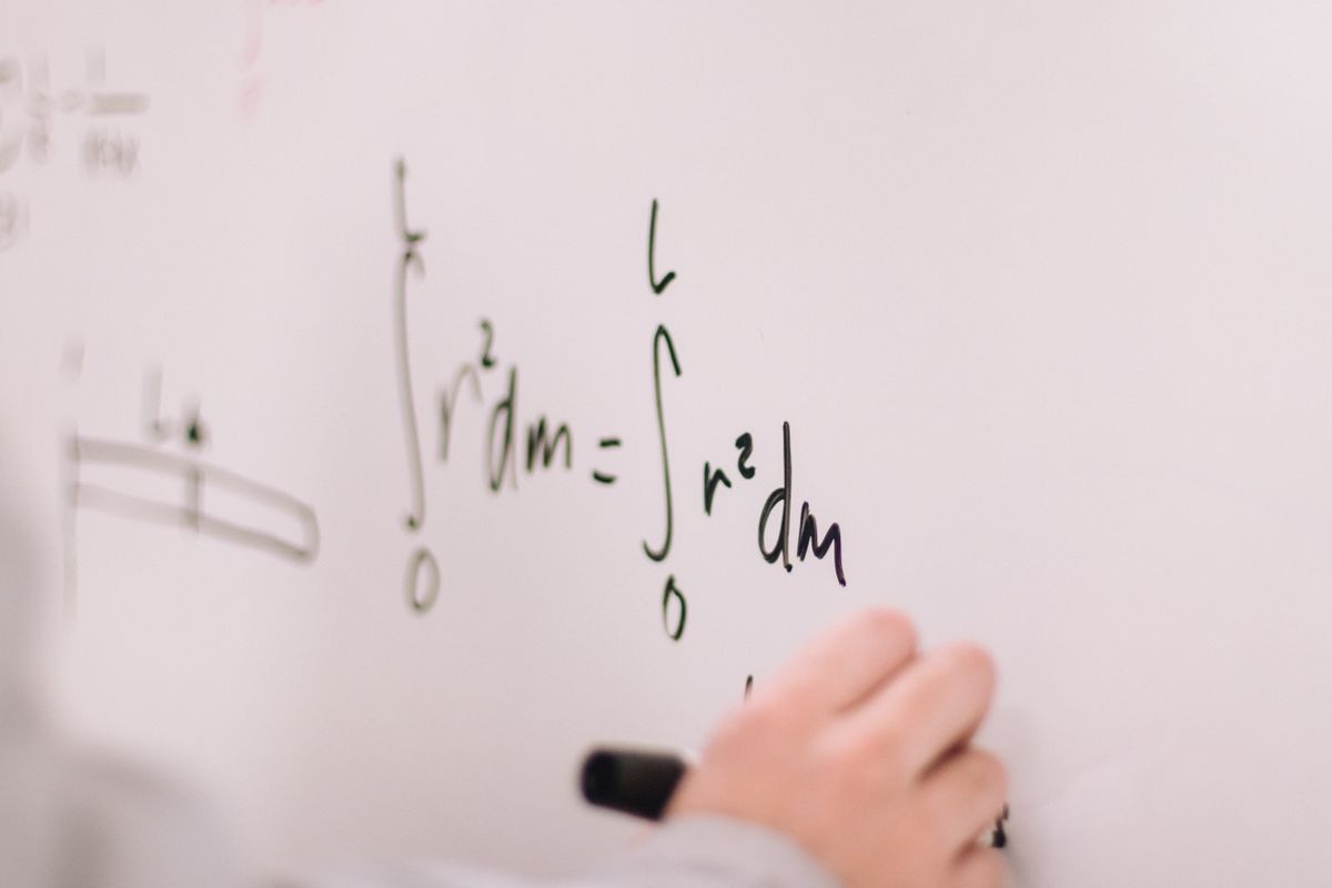 Poids idéal : formules de Lorentz, Creff et Monnerot-Dumaine